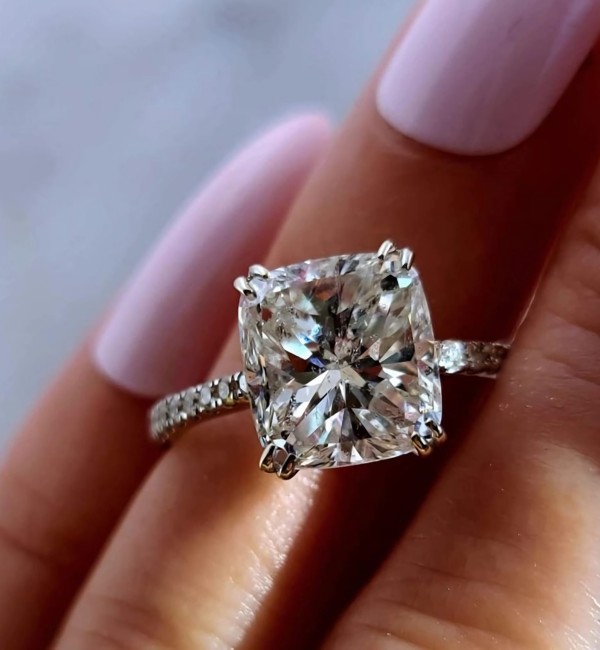 Handcrafted gold jewelry piece by expert goldsmiths at Studio 39